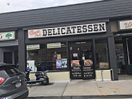 Maple Avenue Delicatessen outside