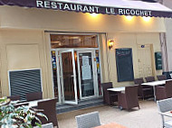 Le Ricochet inside