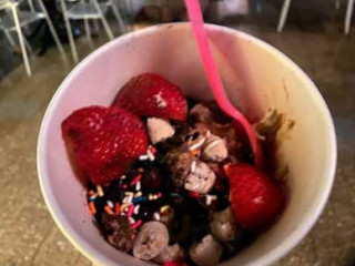 Yoppi Frozen Yogurt