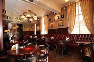 Captain Cook's Grand-pub Terras Zalen