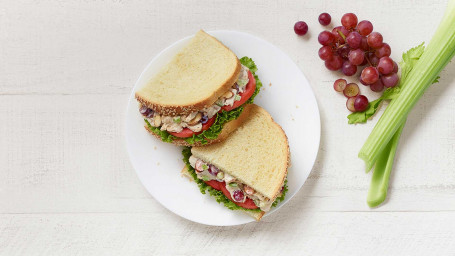 Napa Amandel Kip Salade Sandwich