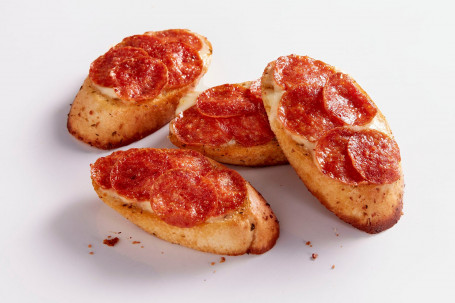 Geladen Knoflookbrood Met Pepperoni