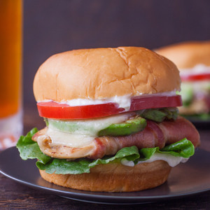 Bacon Avocado Gegrilde Kip Sandwich