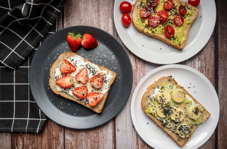 Energieke Ontbijtsandwich Met Avocado, Eiwit En Spinazie