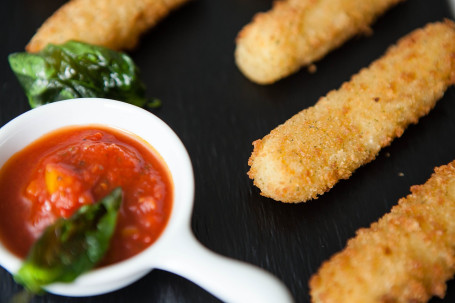 Mozzarella Sticks Met Marinara Saus